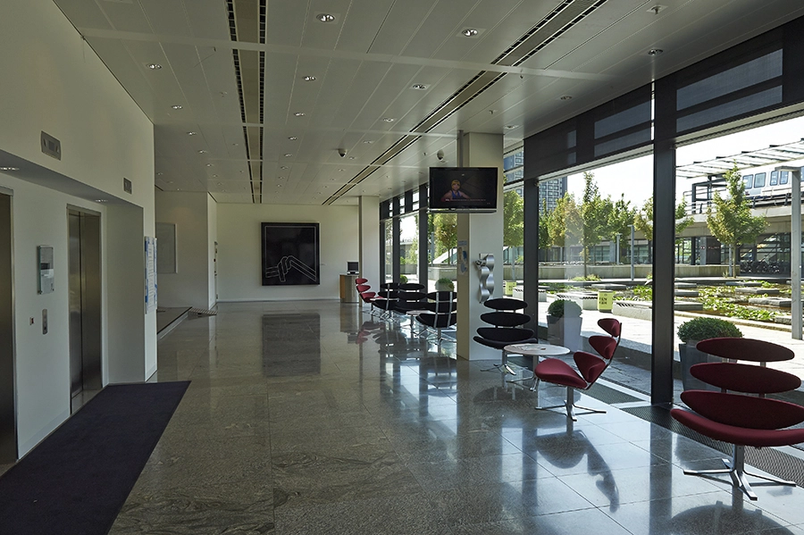 Neroport + Ferring Interiør vinduer mod forplads