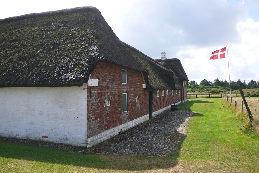 Abelines gaard Tegl møder hvidkalket væg