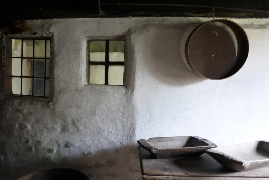 Kommandørgården Indre vinduer mellem rum i kælderen