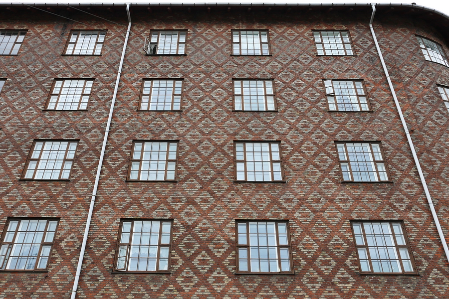 Linoleumshuset Den glatte facade. Mønster møder vinduerammer