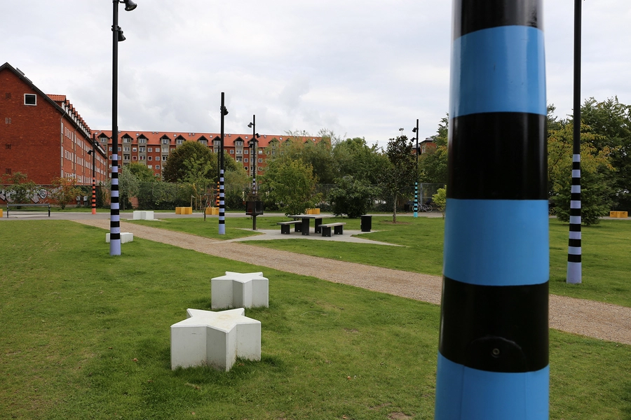 Kvarterpark Nord-Vest Lygtepæle med farvebånd. Blå for nord, rød for syd