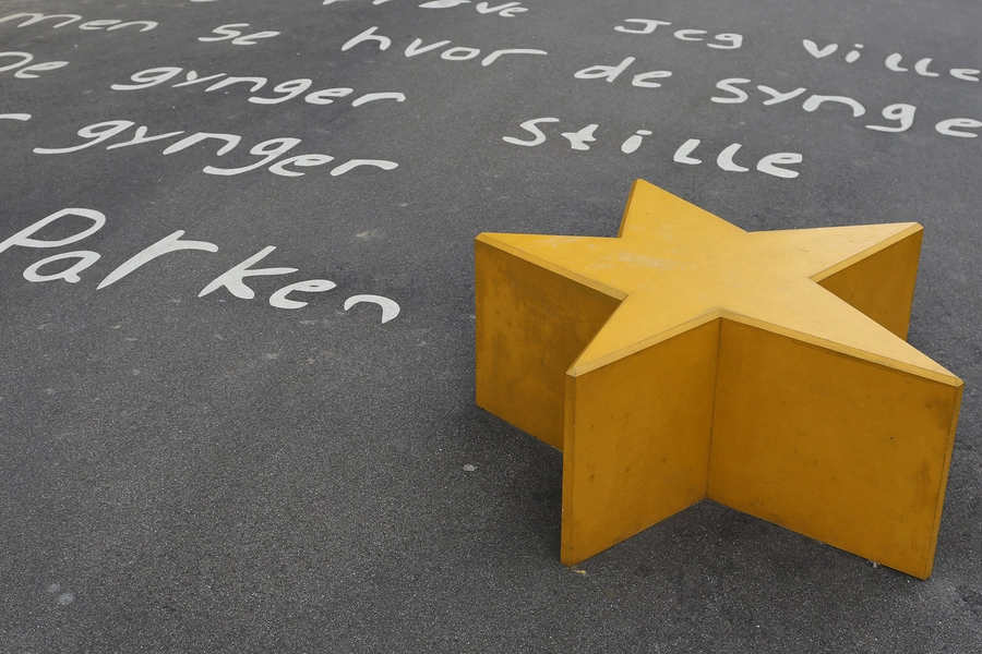 Kvarterpark Nord-Vest malet betonstjerne ved et af flere digte skrevet på stien