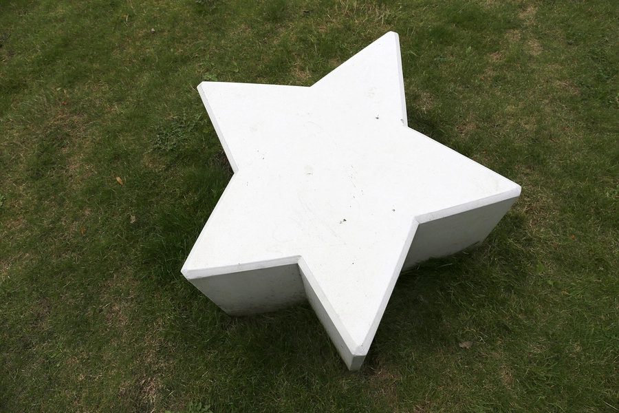 Kvarterpark Nord-Vest Lille beton stjerne i græs