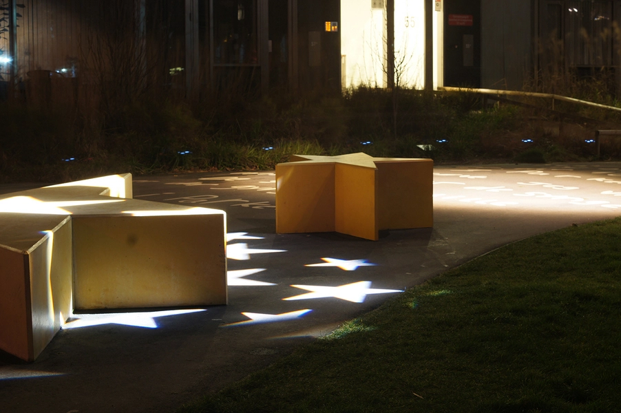 Kvarterpark Nord-Vest Natbillede, betonstjerner og lysstjerner