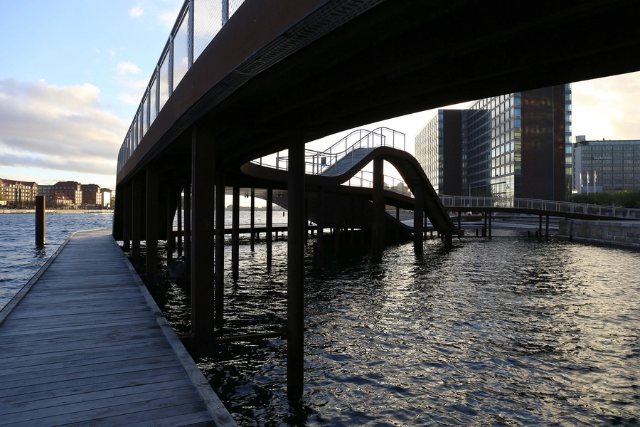 Kalvebod Bølge Promenaden bølger sig i flere niveauer