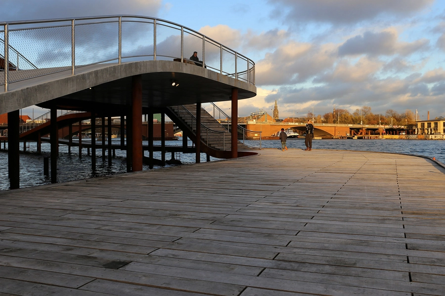 Kalvebod Bølge På spidsen af de to bølger kan man fange lidt aftensol