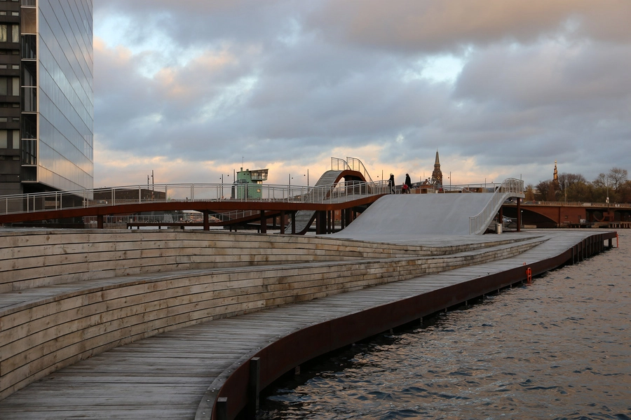 Kalvebod Bølge Promenade og møbel i et