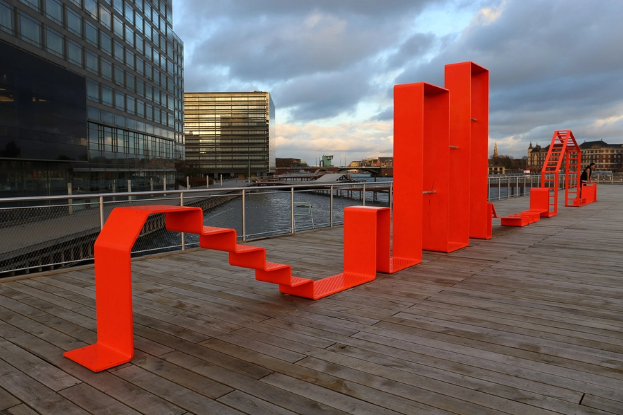 Kalvebod Bølge Træningsredskaber udformet som et bånd af orange matel