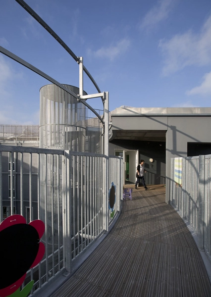 Eventyrøen Bro der forbinder terasseområderne