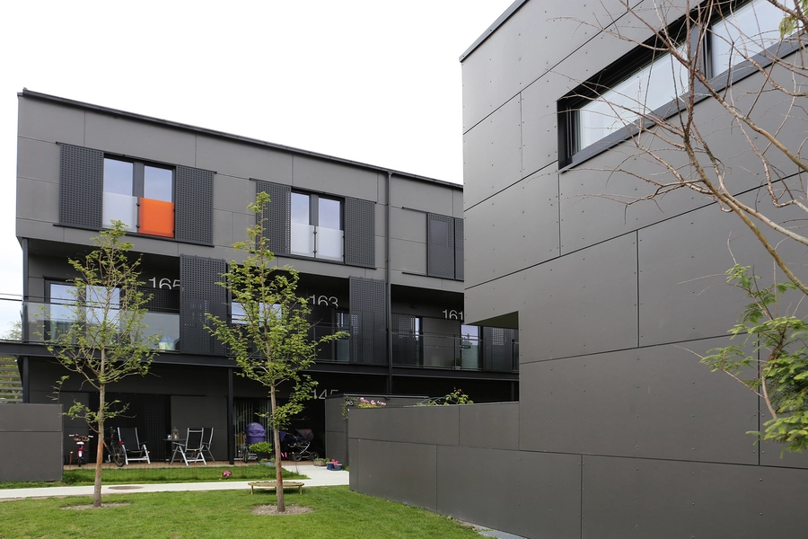 AlmenBolig Grøndalsvænge Allé Lukket sydfacade, åben østfacade