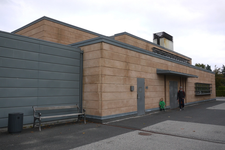 Sundby Krematorium Metalelement der fremstår som bindeled mellem gammel og ny bygning