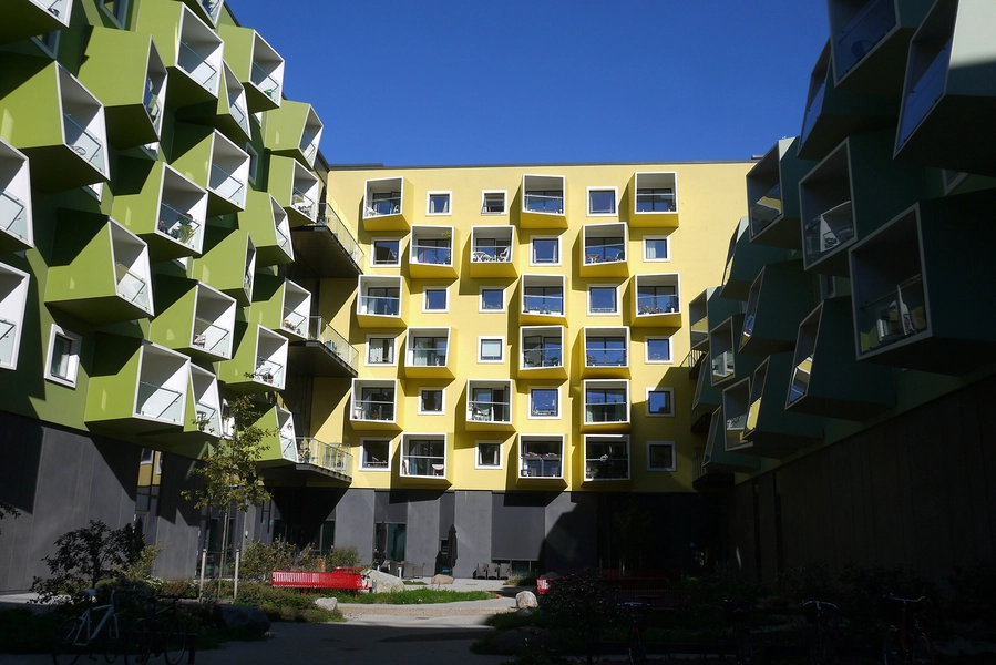 Ørestad Plejecenter Bygningen set fra den sydvendte gård