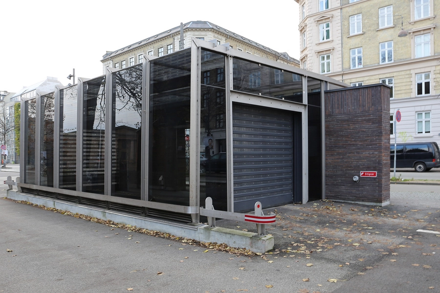 Underjordisk Parkeringshus Nørre Allé Begsiden af afhentningsbygningen med udkørsel