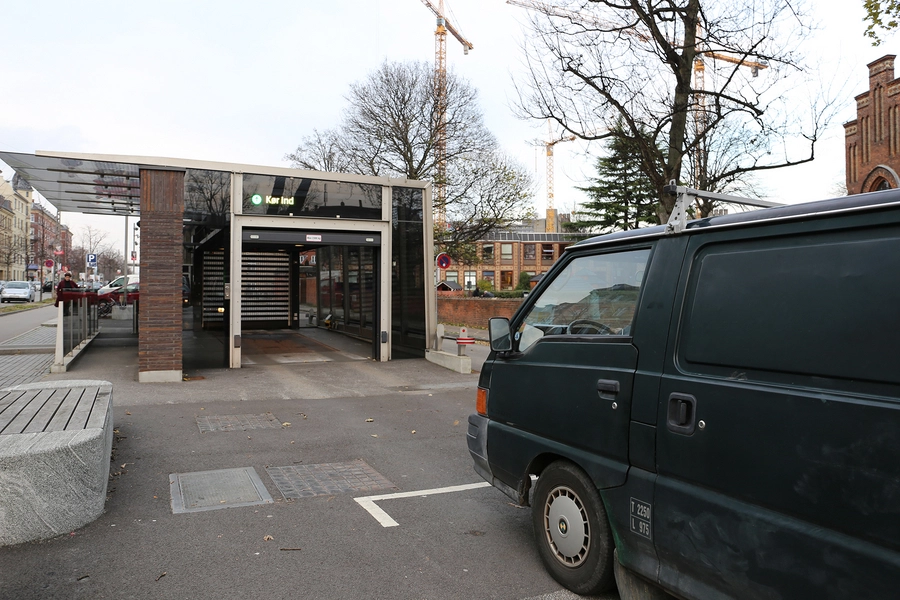 Underjordisk Parkeringshus Nørre Allé Bil i venteposition til indlevering