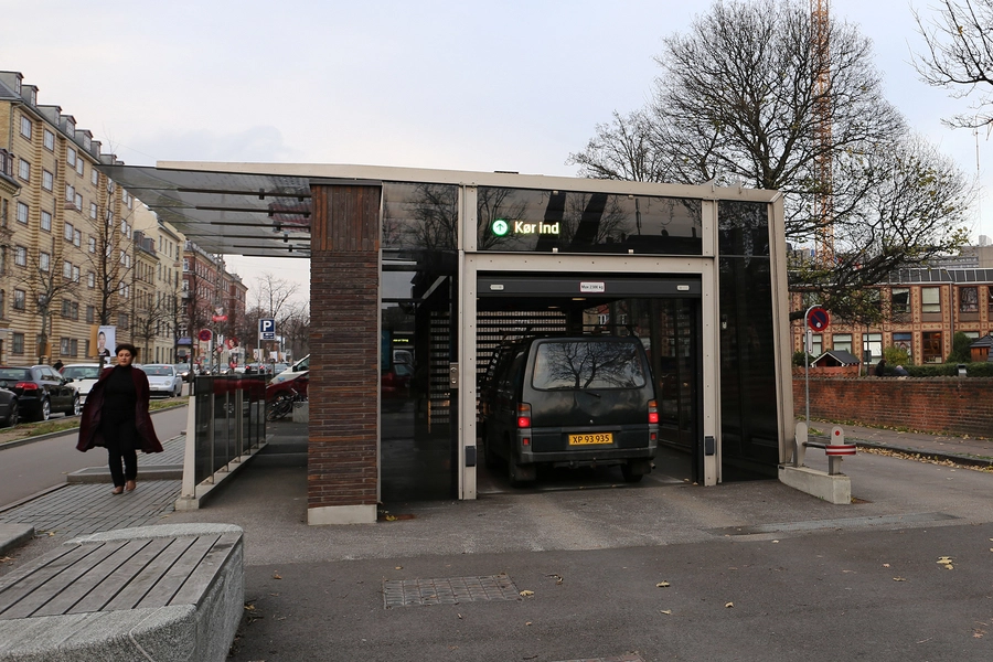 Underjordisk Parkeringshus Nørre Allé Bil i elevatoren