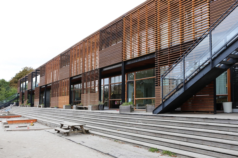 Daginstitutionen Landsbyen Bygningen ligger på et hældende grundstykke