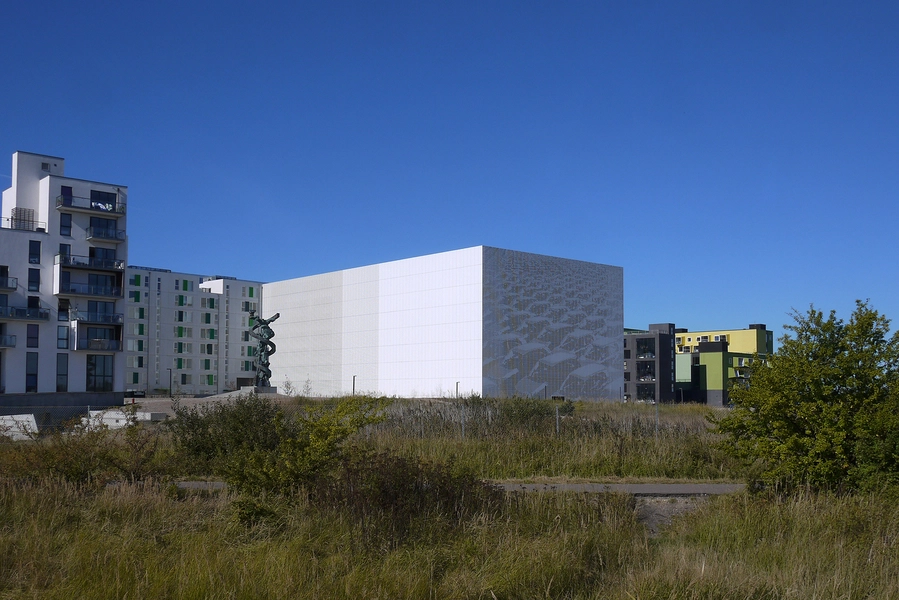 Parkeringshus Ørestad Syd P-huset set fra Kalvebod Fælled