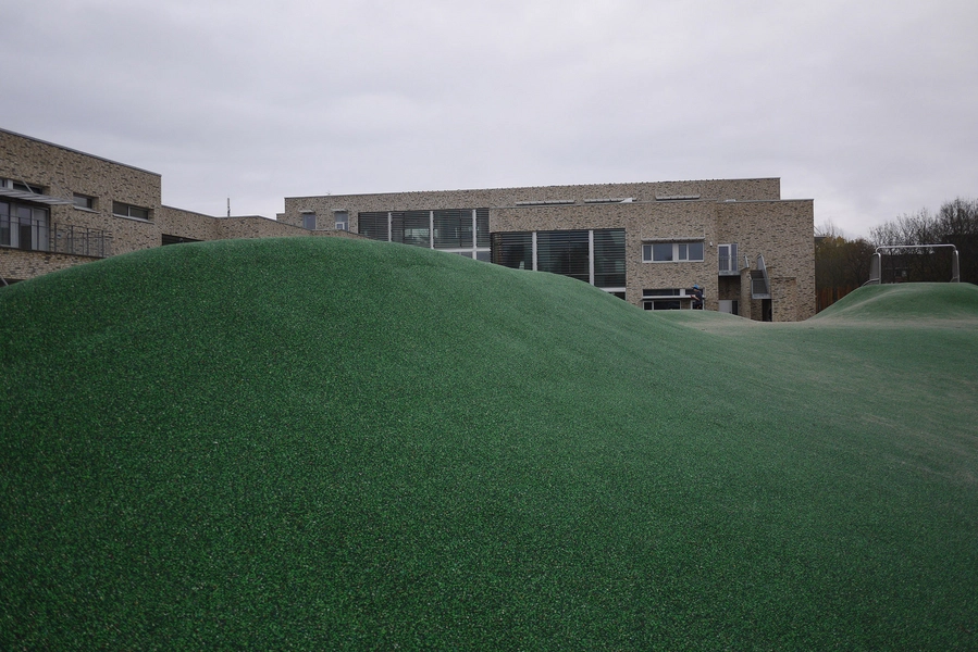 Bagsværd Skole Kunstgræs og gule tegl