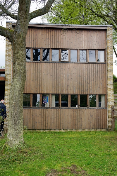 Exners Hus Facade mod gaden, træpaneler i teglramme