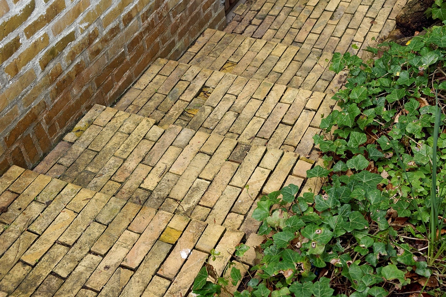 Exners Hus Detalje, teglbelægning møder mur