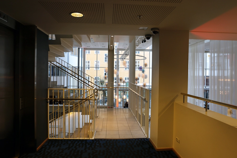 Daells Varehus – Hotel Sankt Petri Blik fra værelseskorridor mod trappetårn og foyer