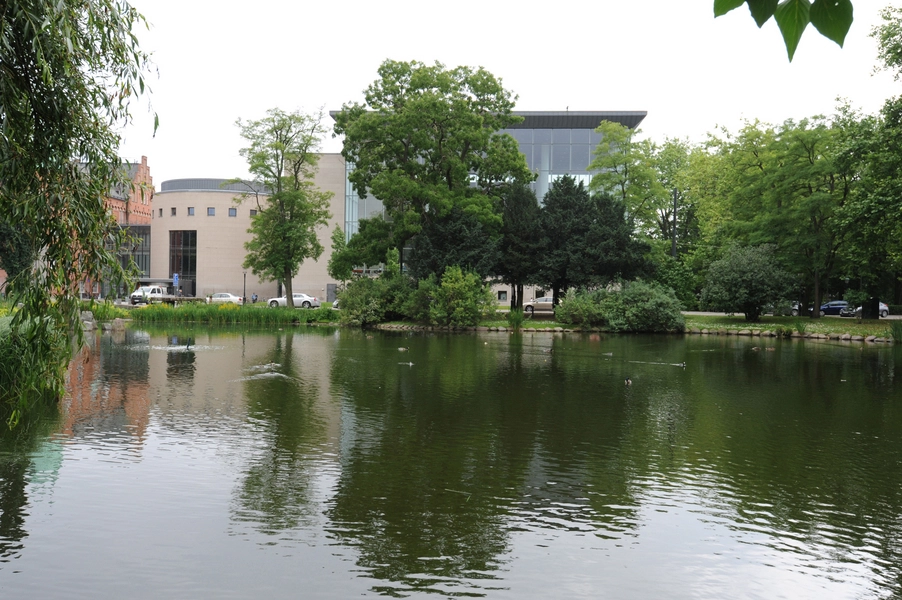Malmö Stadsbibliotek Biblioteket set fra Slottsparken, hvor det spejler sig i søen