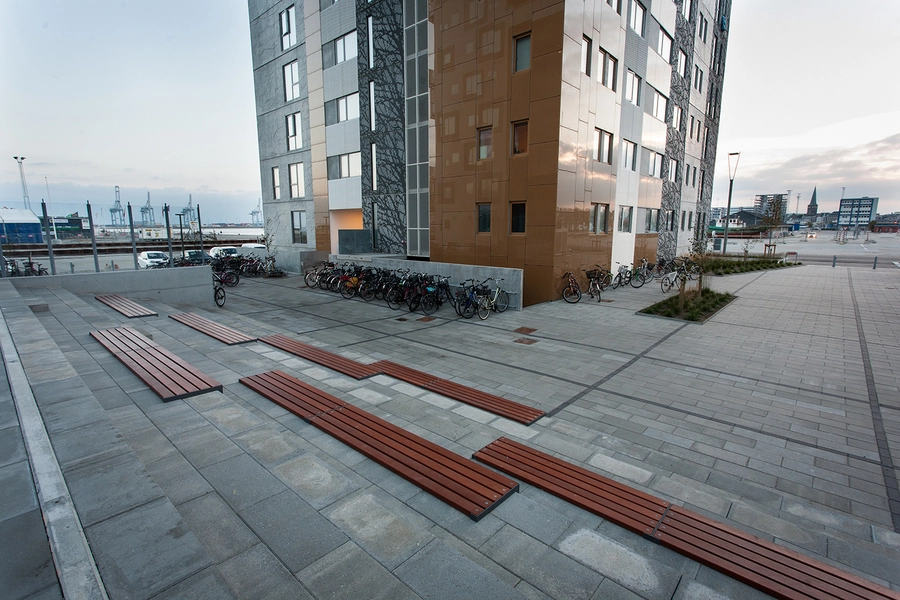 Grundfos Kollegiet Indgang og cykelparkering (nord-vest)