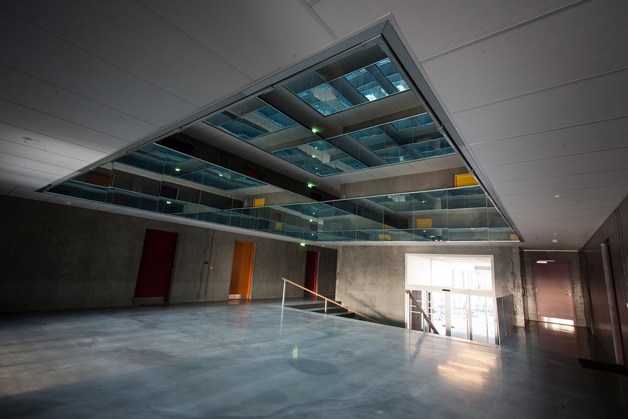 Grundfos Kollegiet Bunden af det spejlbelagte atrium der skyder sig hele vejen op igennem bygningen