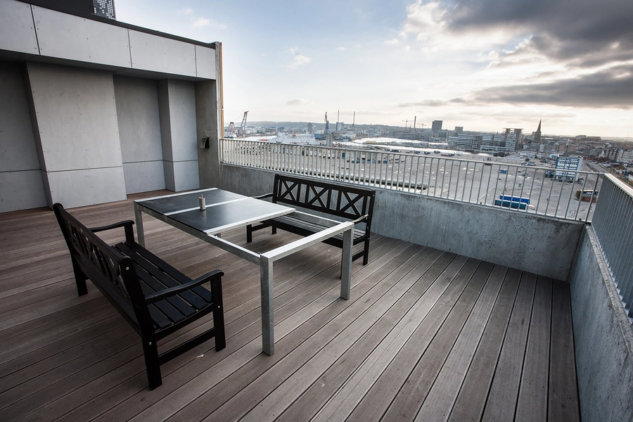 Grundfos Kollegiet Fælles tagteresse med udsigt over havn og by