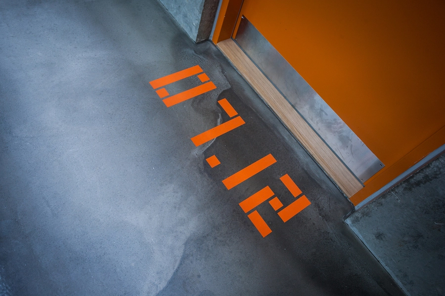 Grundfos Kollegiet En typografi der blev skabt specielt til dette byggeri går igen overalt i bygningen