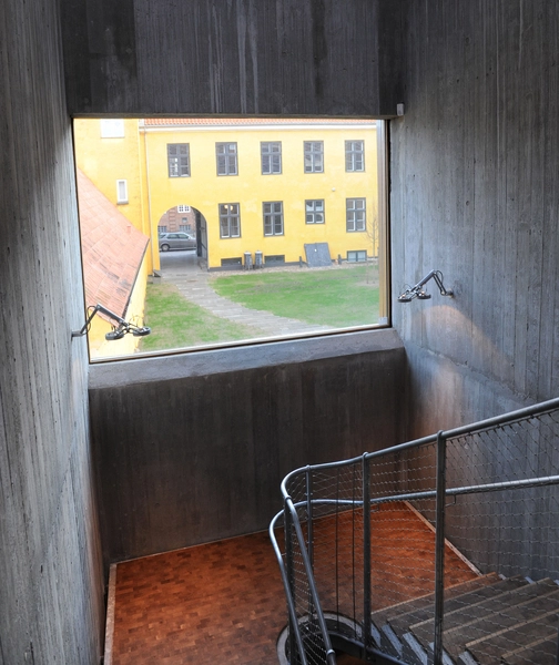 Sorø Kunstmuseum Flugttrappe med vindue til gården.