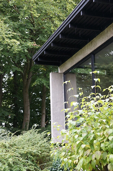 Knud Friis eget hus Sammensmeltning med omgivende natur