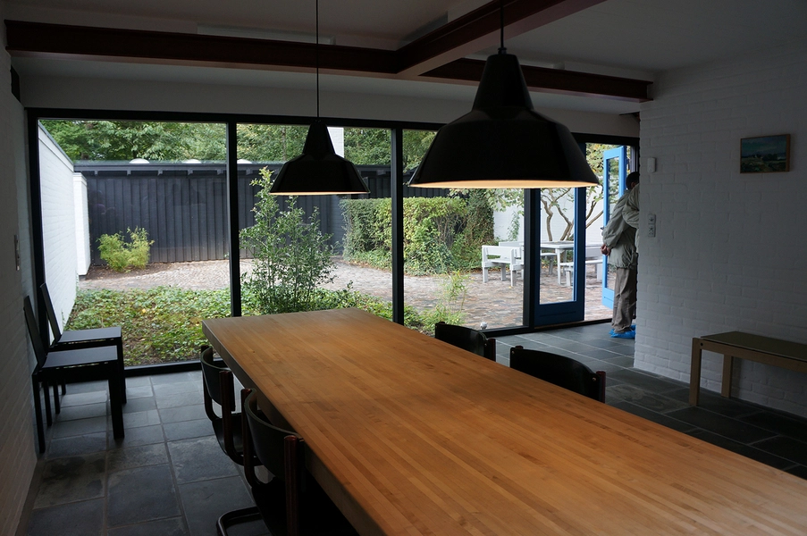 Knud Friis eget hus Blik fra spisestue mod atrium