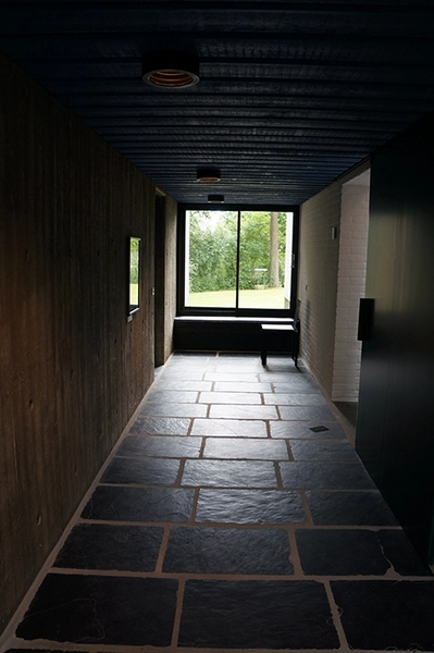 Knud Friis eget hus Blik mod haven fra gang