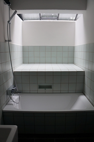 Knud Friis eget hus Badeværelse med ovenlys