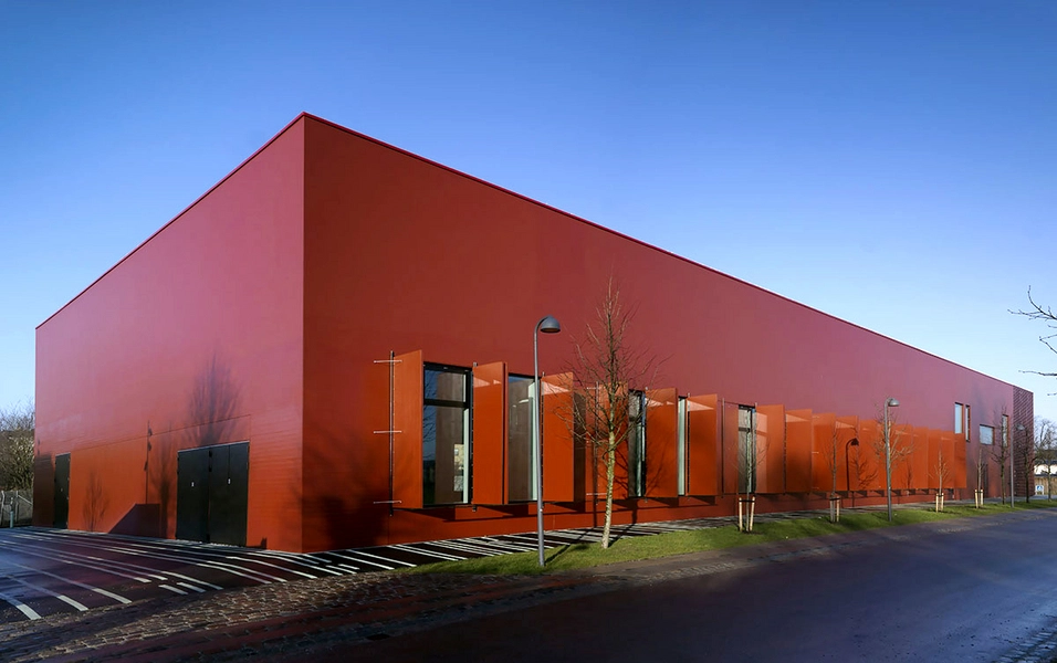 Hal C Østfacaden mod parkeringspladsen