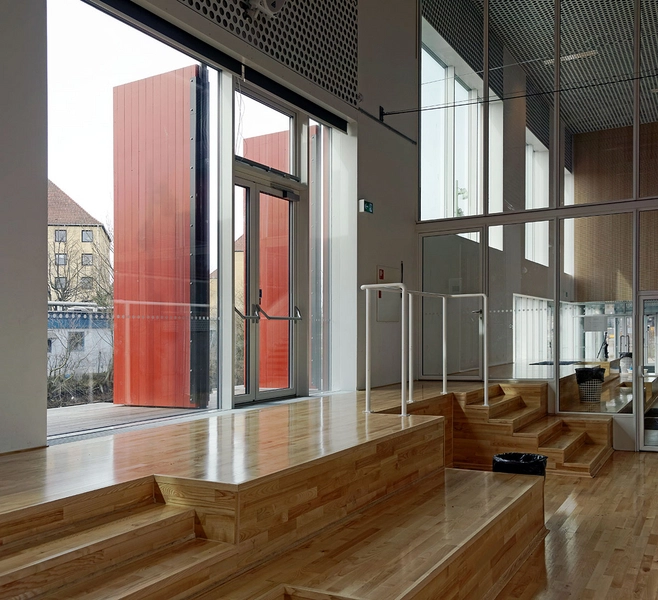 Hal C Hal, Vinduer, Skodder, Tilskuerpladser