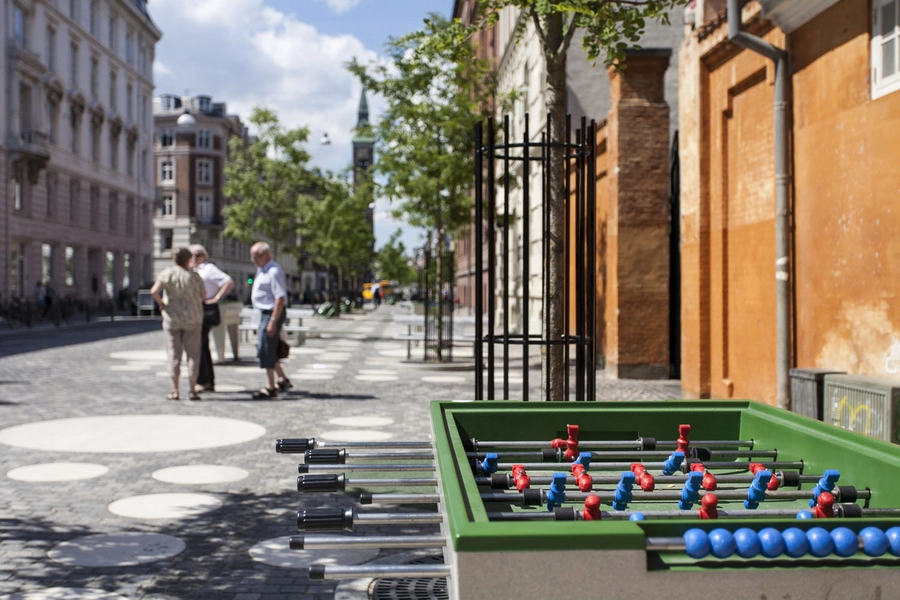 Vester Voldgade Blik mod Rådhuspladsen med udendørs bordfodbold
