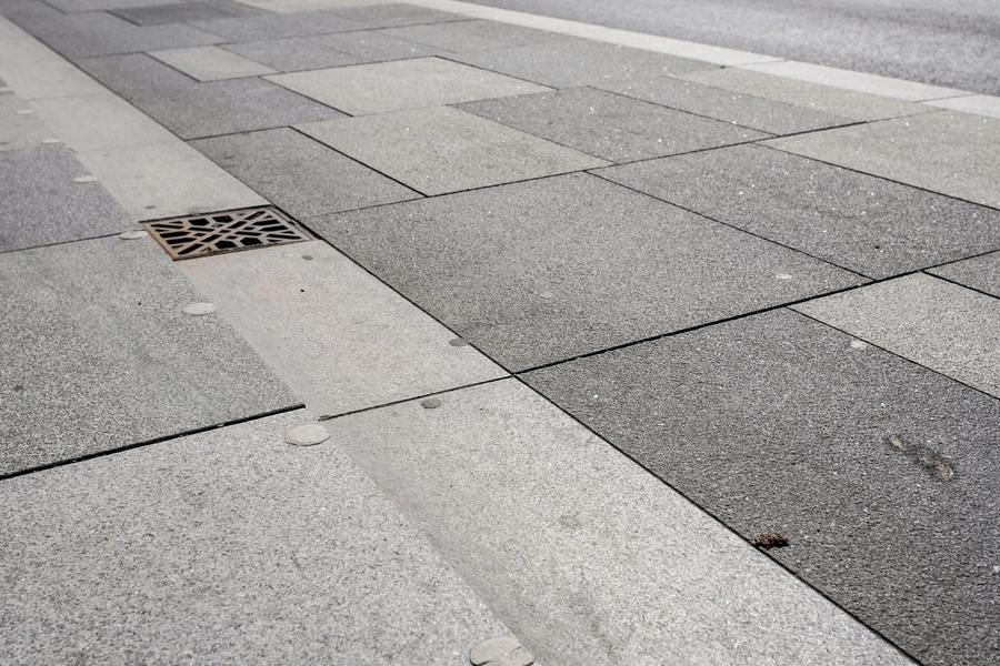 Vester Voldgade Fortorv, cykelsti og nedløbsriste