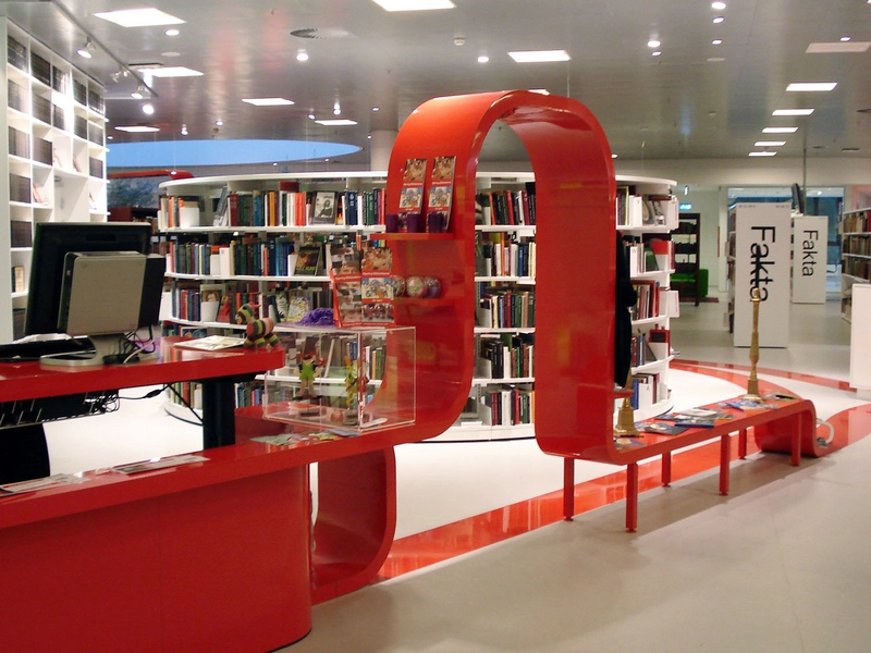 Hjørring Bibliotek Et rødt bånd snor sig gennem bilioteket