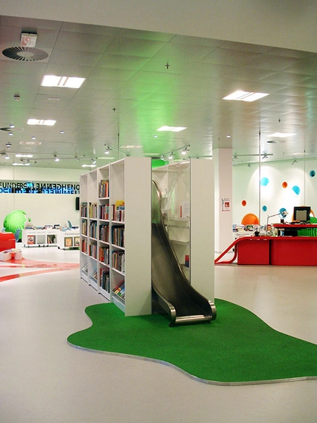 Hjørring Bibliotek Bogreol med rutschebane