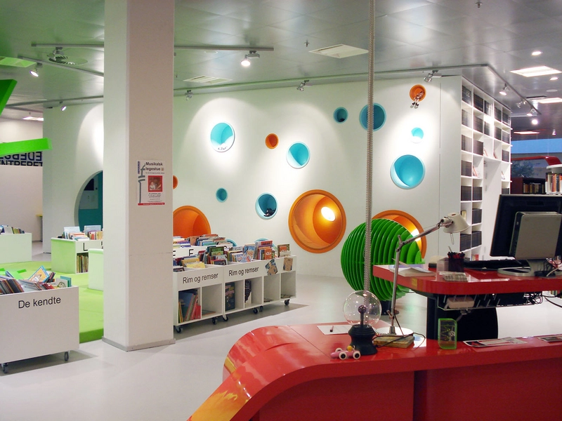 Hjørring Bibliotek Interiør med cirkel-væg
