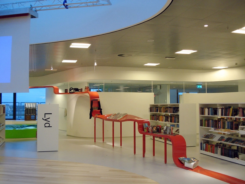 Hjørring Bibliotek Rødt bånd og ovenlys