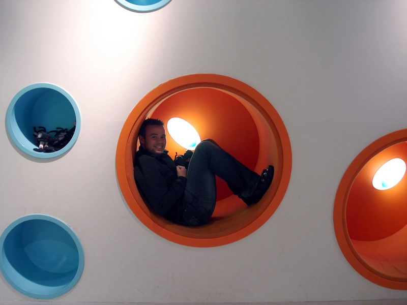 Hjørring Bibliotek Kig på cirkelsæder i væg