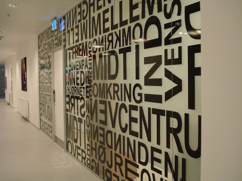 Hjørring Bibliotek Væg med bogstavsudsmykning