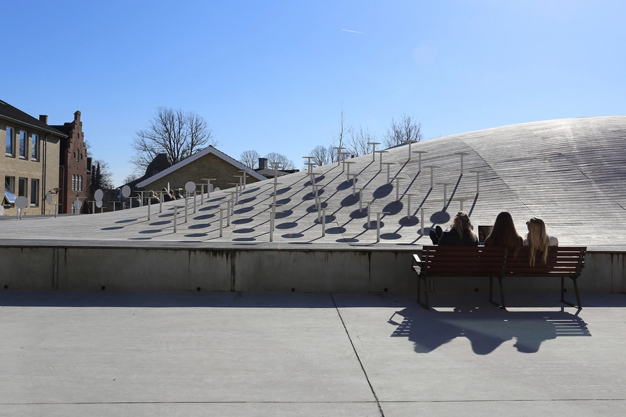 Multihal Gammel Hellerup Gymnasium Siddemøbler og klassisk bænk