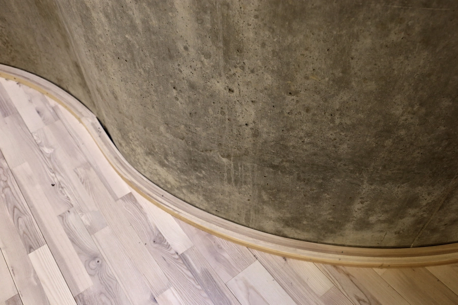 Multihal Gammel Hellerup Gymnasium Detalje, gulv møder væg