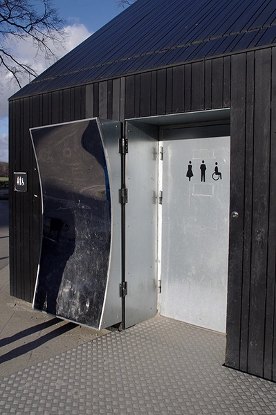 Mirror House - Tårnlegepladsen Dør og spejl