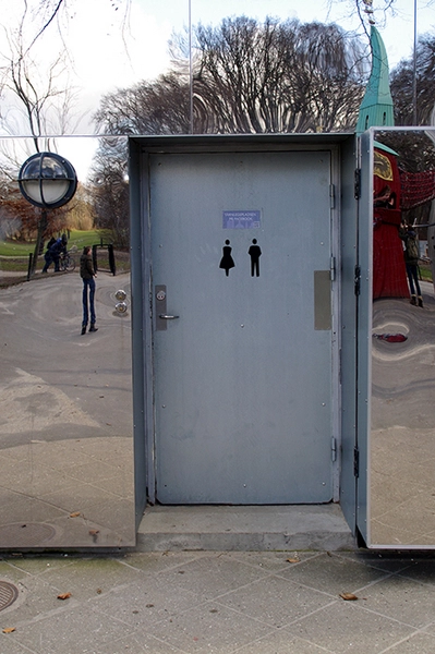 Mirror House - Tårnlegepladsen Toilet, nordfacade