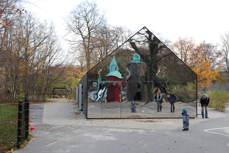 Mirror House - Tårnlegepladsen Tårnlegepladsen spejler sig i nordgavlen